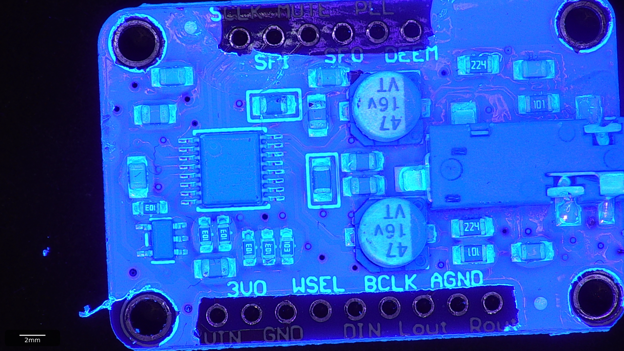 Figura 3 – Immagine dell’ispezione UV di un conformal coating contenente traccianti ultravioletti (Tagarno)