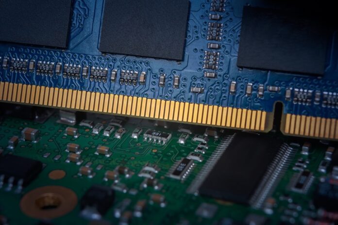 New DRAM memory module appears with modern design and chip layout that follows DDR specifications in a close-up view prezzi mcu