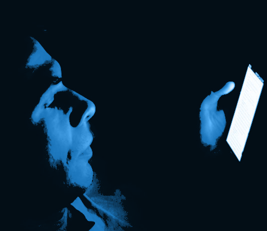 La luce blu e una persona che osserva un monitor al buio