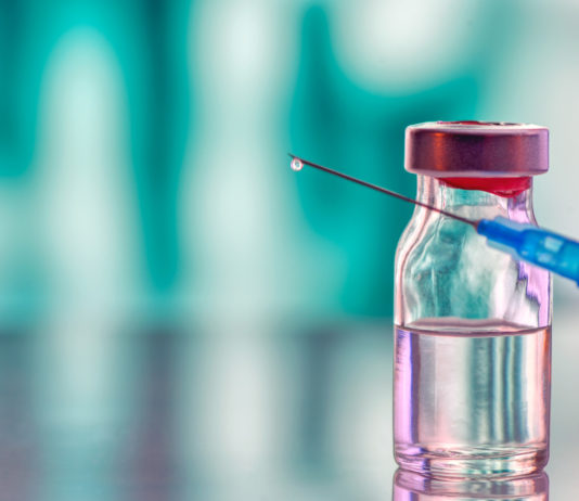 Nuova spinta per sostenere la vaccinazione di over60 e fragili: anche Carlo Conti in campo