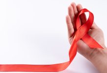 Giornata Mondiale contro l’AIDS: serve un impegno più forte per contrastare diagnosi tardive e contagi tra i giovani