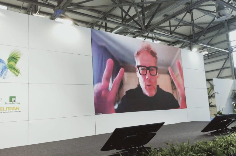 La cura delle parole contro gli algoritmi delle piattaforme: i consigli di Paolo Borzacchiello a Cosmofarma