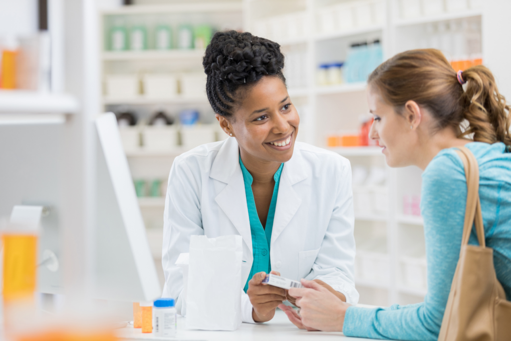 Le attività della farmacia coinvolgono la telemedicina e le attività di prevenzione e screening, l’“educazione” all’accesso ai farmaci e al corretto uso delle terapie, alla verifica della disponibilità dei farmaci, quindi alla prevenzione delle carenze, e allo sviluppo dell’alfabetizzazione sanitaria