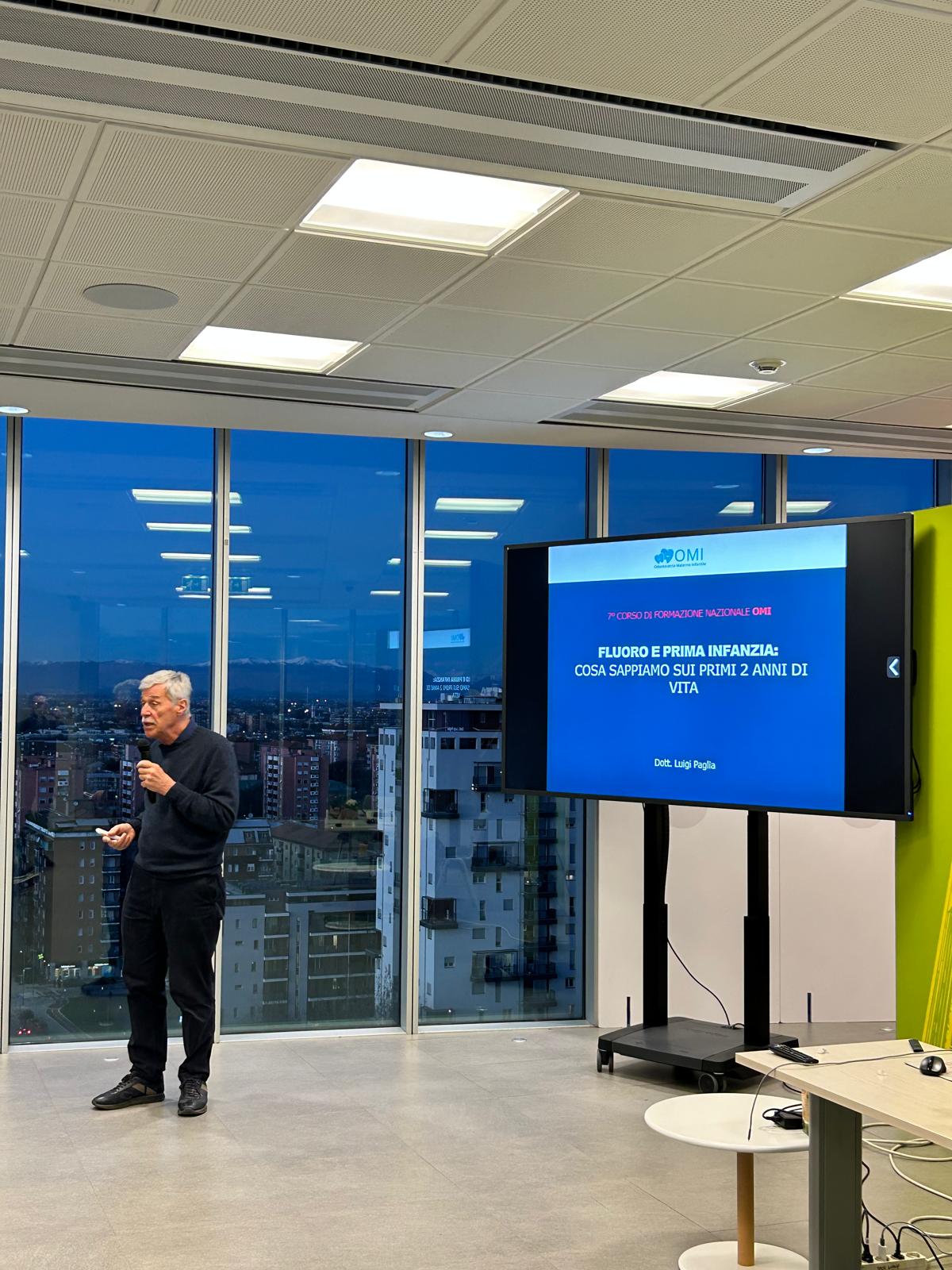 Il dottor Luigi Paglia durante il suo intervento sulla prevenzione e l’uso del fluoro in odontoiatria pediatrica durante il Corso formazione odontoiatria pediatrica OMI