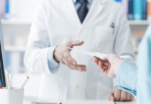 Vigilanza, monitoraggio, sicurezza Farmacista riceve una ricetta medica al banco