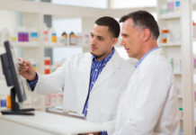Microlearning in farmacia: formazione breve e operativa per il team Due farmacisti davanti al pc della farmacia