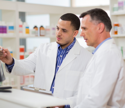 Microlearning in farmacia: formazione breve e operativa per il team Due farmacisti davanti al pc della farmacia