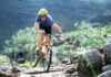 La nutrizione sportiva 2.0: proteine probiotici e vitamina D Ciclista in mountain bike durante un allenamento ad alta intensità in un percorso sterrato