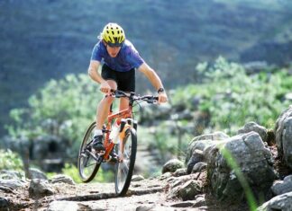 La nutrizione sportiva 2.0: proteine probiotici e vitamina D Ciclista in mountain bike durante un allenamento ad alta intensità in un percorso sterrato