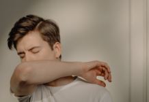 Zinco e sistema immunitario: guida per il farmacista tra dosi e integrazione uomo che starnutisce