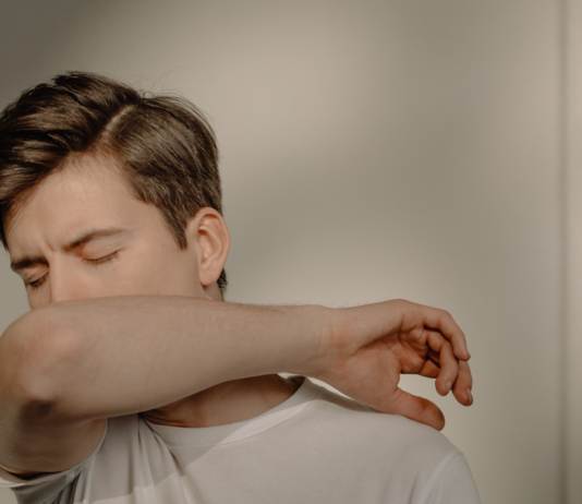 Zinco e sistema immunitario: guida per il farmacista tra dosi e integrazione uomo che starnutisce