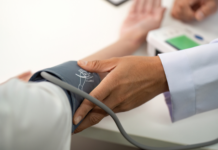 Misurazione della pressione in farmacia: dalla rilevazione all’aderenza terapeutica Misurazione della pressione arteriosa in farmacia con dispositivo automatico