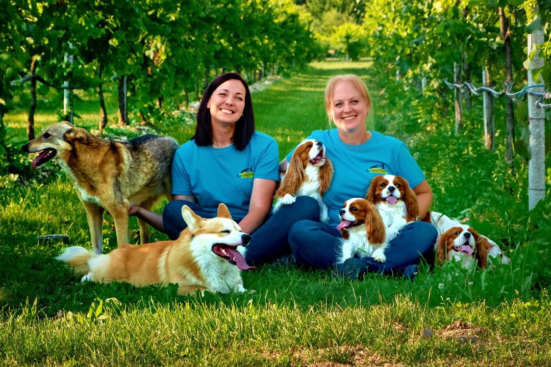 Le dottoresse Camilla Dal Ponte e Cristina Beraldo, membre del team di BenEssere Cinofilia in mezzo a dei cani