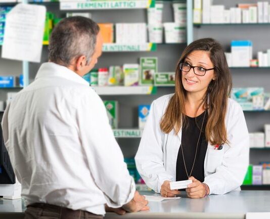 Mercato SOP e OTC 2025: la farmacia tiene, ma l’e-commerce accelera Nel mercato SOP e OTC 2025 l’e-commerce accelera