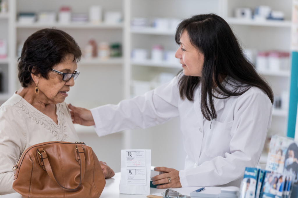 Comodità, semplicità e capillarità: i segreti della farmacia dietro ai numeri da "record" dello screening per il tumore del colon retto