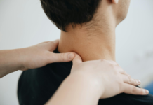 Dolore muscoloschelettrico: i trattamenti professionista tratta paziente con dolore al collo