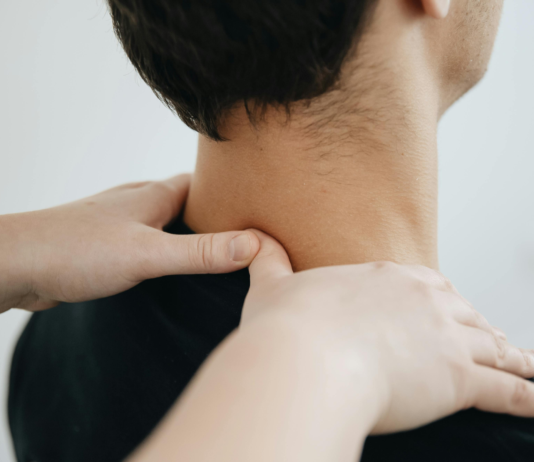 Dolore muscoloschelettrico: i trattamenti professionista tratta paziente con dolore al collo