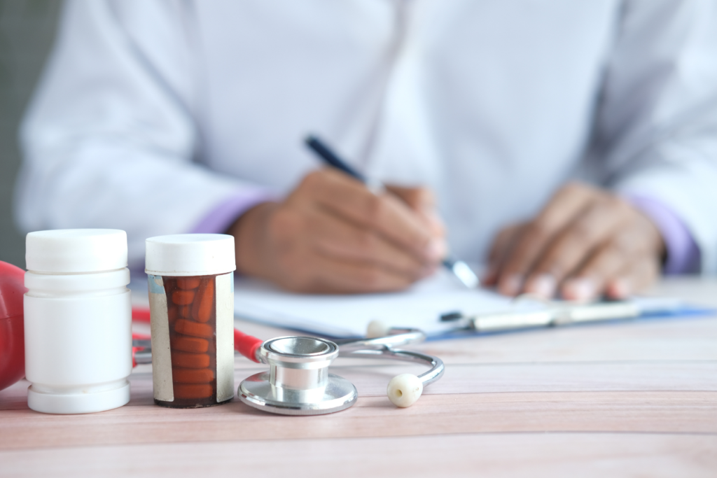 L'integrazione tra medico e farmacista può aiutare a contrastare alcune problematiche, come la presentazione di ricette false, un evento in passato altamente probabile, oggi più limitato grazie all’introduzione della ricetta dematerializzata.