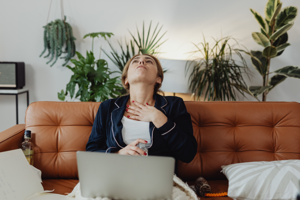 L'anginofobia è la paura irrazionale e persistente di soffocare o non riuscire a ingoiare o deglutire cibo, liquidi, pillole o persino la saliva.Secondo uno studio tedesco, il 10% delle persone monitorate rinunciavano ad assumere la terapia prescritta per la difficoltà che avevano nell’ingerire le compresse.