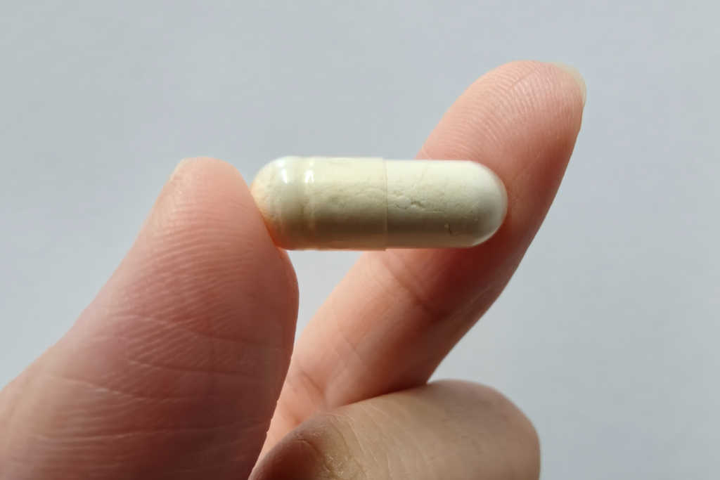Le capsule non dovrebbero essere aperte. Il contenuto (polvere o liquido) potrebbe irritare l'esofago o essere inattivato dai succhi gastrici.
