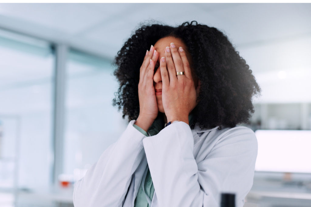 Lo stress sul lavoro colpisce più della metà dei farmacisti. Studi recenti stimano che circa il 51-54% della categoria manifesta sintomi di burnout