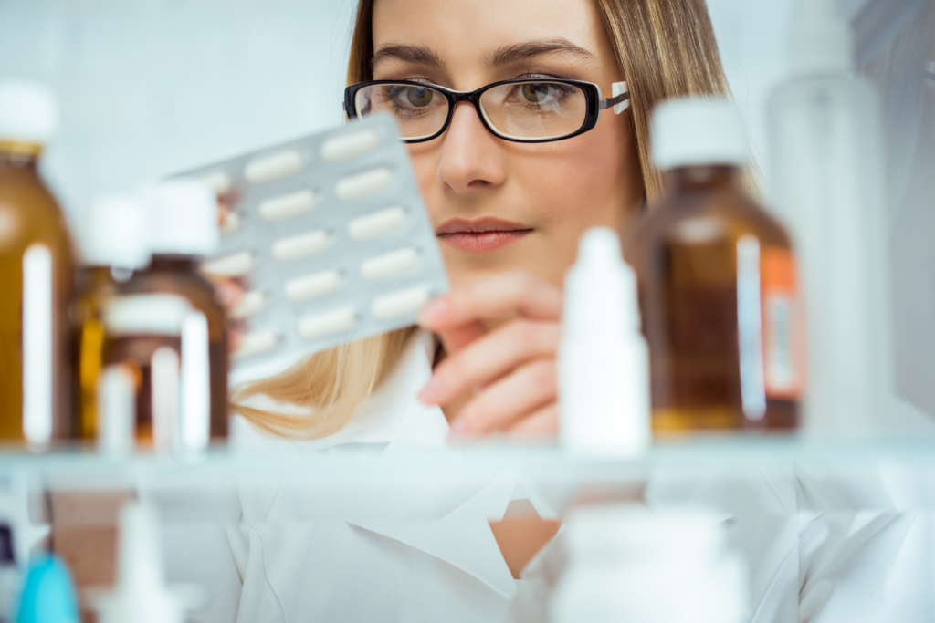 In farmacia, la mindfulness può tradursi in pratiche semplici come portare attenzione al respiro tra un cliente e l’altro, osservare le proprie reazioni emotive e rallentare intenzionalmente i gesti focalizzando l’attenzione su postura e tono di voce