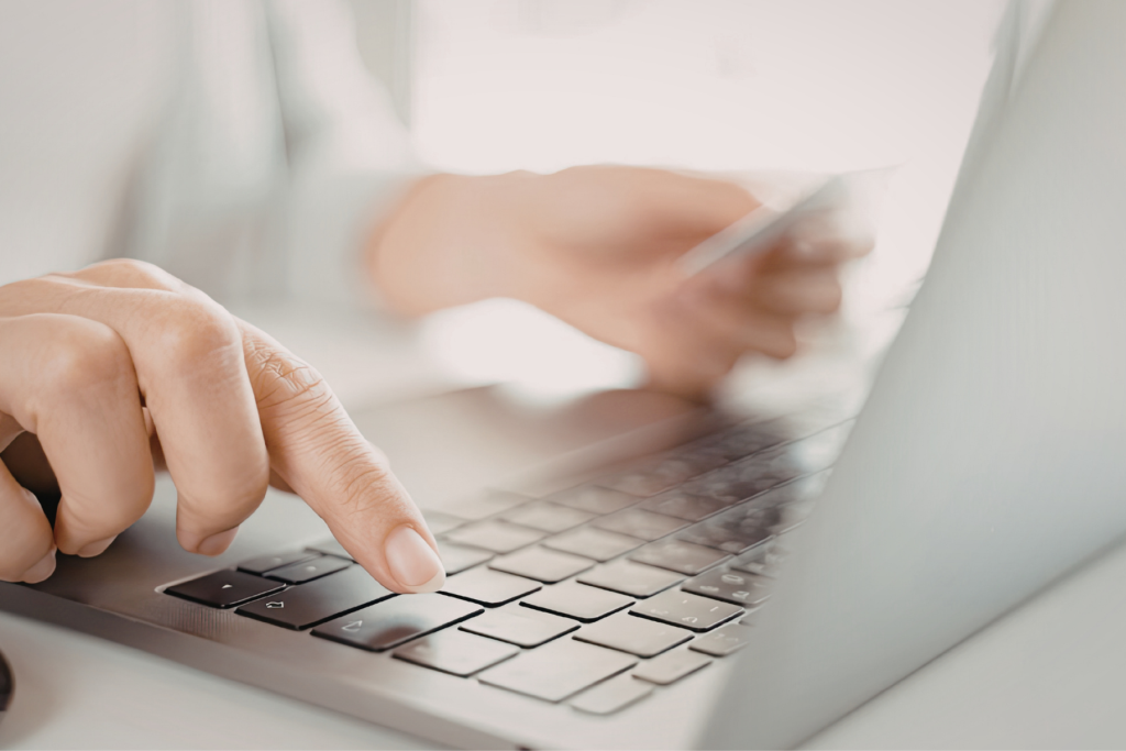 L’assistito che accede alla piattaforma conferma di trovarsi fisicamente nello Stato dello Utah: a questo punto, il sistema di AI verifica tramite geolocalizzazione, recupera la storia farmacologica, presenta l’elenco dei farmaci rinnovabili