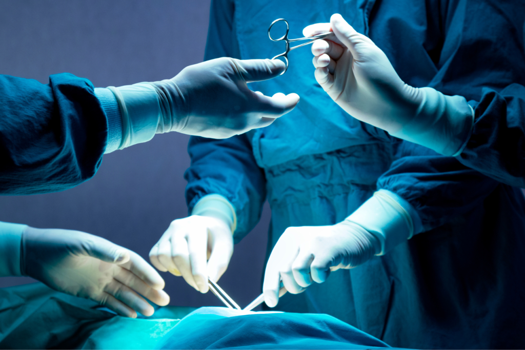 La strategia terapeutica dipende tuttavia dallo stadio in cui il melanoma viene diagnosticato. Nelle fasi più precoci il trattamento consiste generalmente nella sola asportazione chirurgica. Nei casi di malattia allo stadio II e III, in cui il tumore è rispettivamente localizzato nella sede primitiva o nei linfonodi, si procede con l’asportazione chirurgica associata alla biopsia del linfonodo sentinella e, successivamente, con una terapia adiuvante.