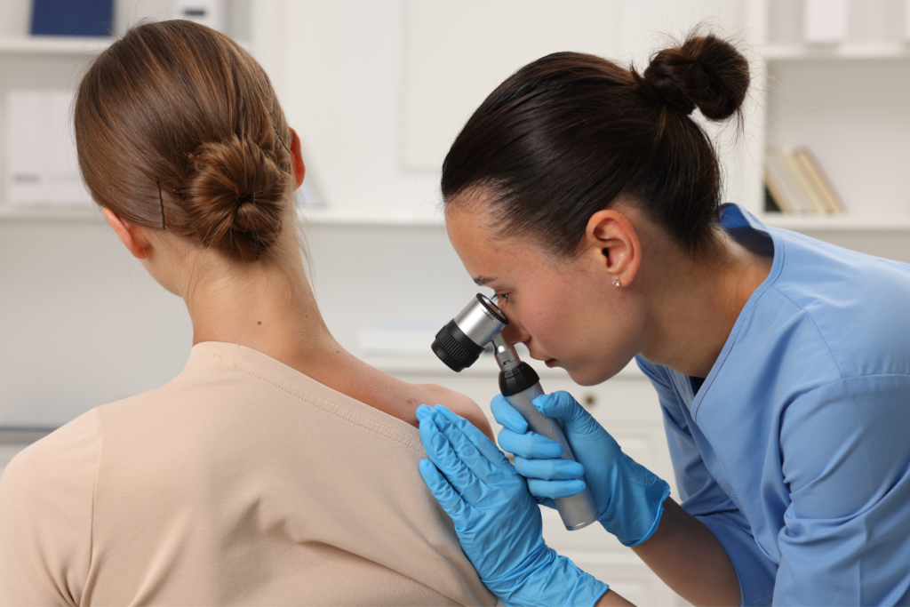 Il ruolo del farmacista è quello di aiutare il paziente a integrare la fotoprotezione nella beauty routine quotidiana come vero e proprio intervento di longevità cutanea e prevenzione oncologica