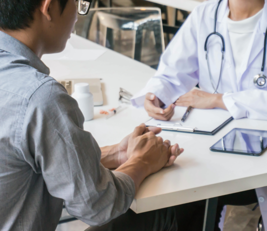 Salute fisica e mentale vanno di pari passo: senza dimenticare il ruolo del farmacista Chi è affetto da diverse malattie croniche è maggiormente a rischio di sviluppare anche depressione.