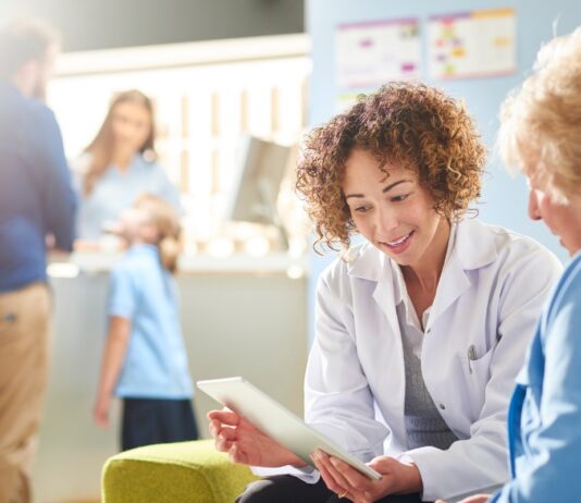 Obiettivo 99 secondi: il ruolo della farmacia per l’aderenza terapeutica digitale Teach-Back in farmacia