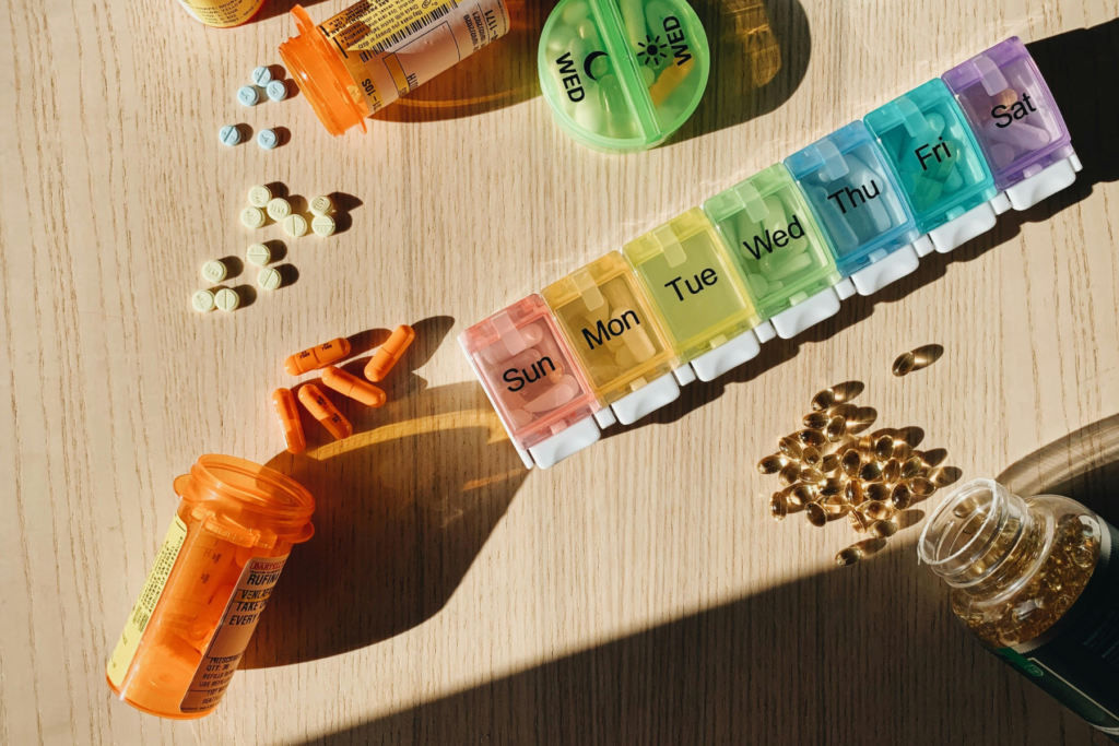 Il deblistering a carico del SSN potrebbe ridurre il rischio di esposizione del paziente errori terapeutici, minore aderenza, quindi a sprechi per un effetto domino