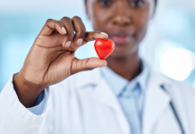 Via a Pronto Diabete 2026, con le farmacie in prima linea per la prevenzione cardiorenale Dal 4 al 15 maggio torna la campagna nazionale dedicata alla prevenzione delle complicanze cardio-renali del diabete di tipo 2. Con il coinvolgimento attivo di 100 farmacie e 50 Centri diabetologici, l’iniziativa punta a sensibilizzare pazienti e caregiver sull’importanza di strategie terapeutiche mirate alla riduzione del rischio.