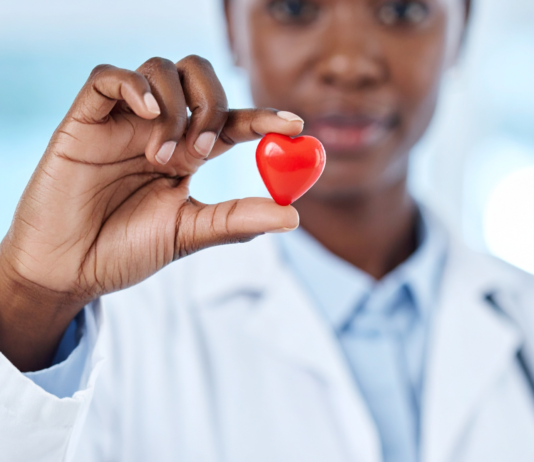 Via a Pronto Diabete 2026, con le farmacie in prima linea per la prevenzione cardiorenale Dal 4 al 15 maggio torna la campagna nazionale dedicata alla prevenzione delle complicanze cardio-renali del diabete di tipo 2. Con il coinvolgimento attivo di 100 farmacie e 50 Centri diabetologici, l’iniziativa punta a sensibilizzare pazienti e caregiver sull’importanza di strategie terapeutiche mirate alla riduzione del rischio.