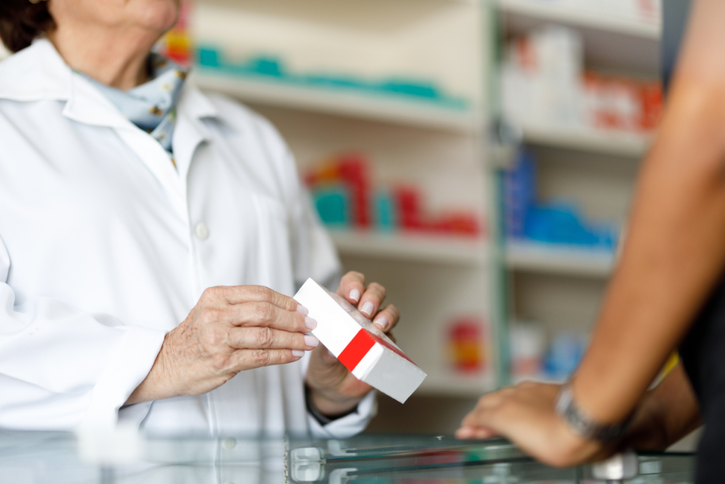 Il gradimento sociale è plebiscitario: secondo le ultime rilevazioni Censis 2026, il 94% dei cittadini promuove il ritorno del farmaco nella farmacia sotto casa.