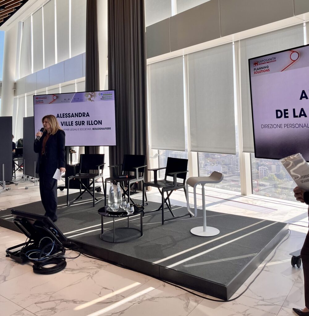 Alessandra De La Ville Sur Illon, direzione personale, Affari Legali e Societari BolognaFiere, ha aperto la conferenza stampa di presentazione di Cosmofarma 2026 ed Exposanità