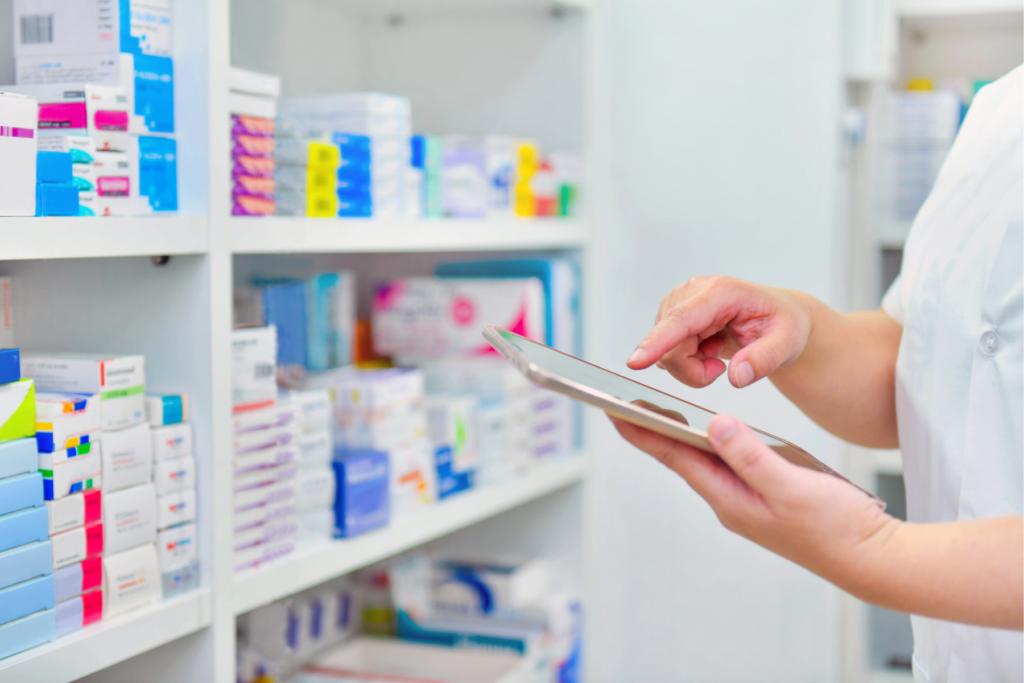 Un farmaco può “mancare” nel circuito distributivo per diversi motivi, riconducibili a due fenomeni: carenza e indisponibilità