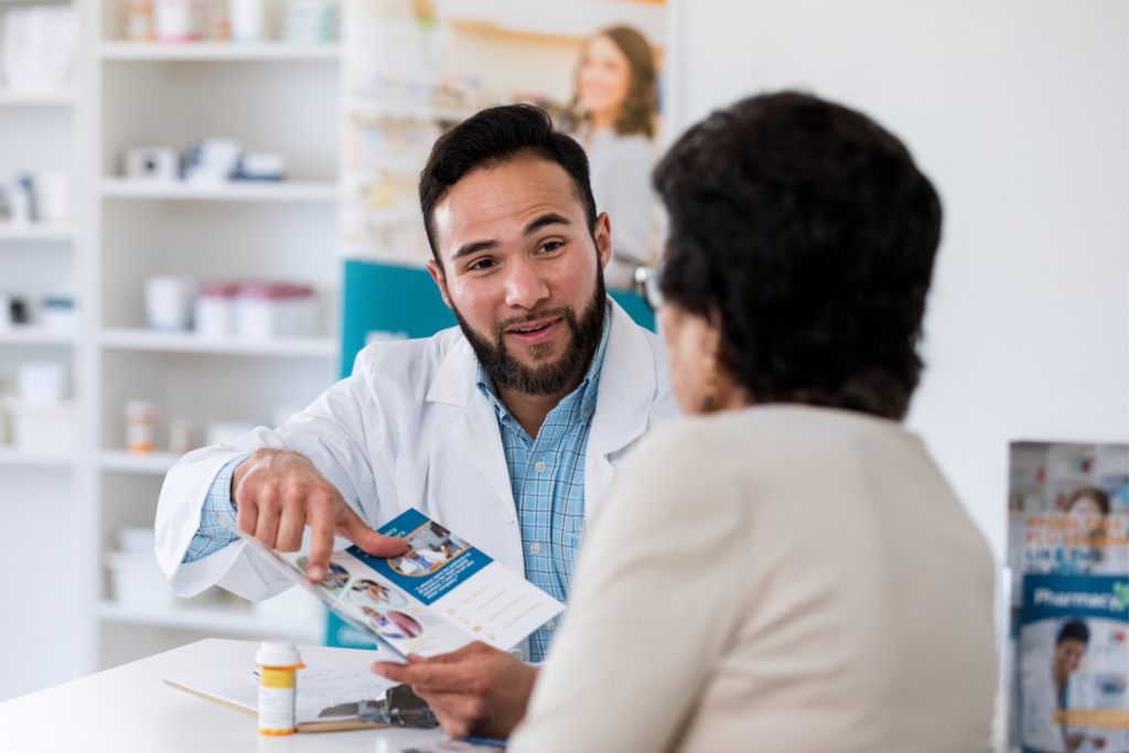 Il farmacista è chiamato ogni giorno a un compito di grande responsabilità: dispensare correttamente i farmaci, ma anche ascoltare, consigliare e guidare il malato nel suo percorso di cura.