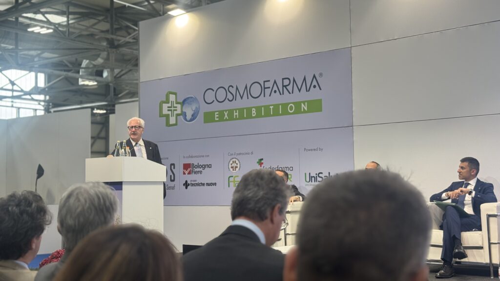 Per D'Ambrosio Lettieri, la professione del farmacista vive un rinascimento e la farmacia è diventata un polo multifunzionale per la salute e il benessere delle persone.