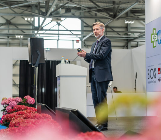 IA in farmacia, come impiegarla con successo: la lezione di Alec Ross a Cosmofarma 2026 IA in farmacia, come impiegarla con successo: la lezione di Alec Ross a Cosmofarma 2026