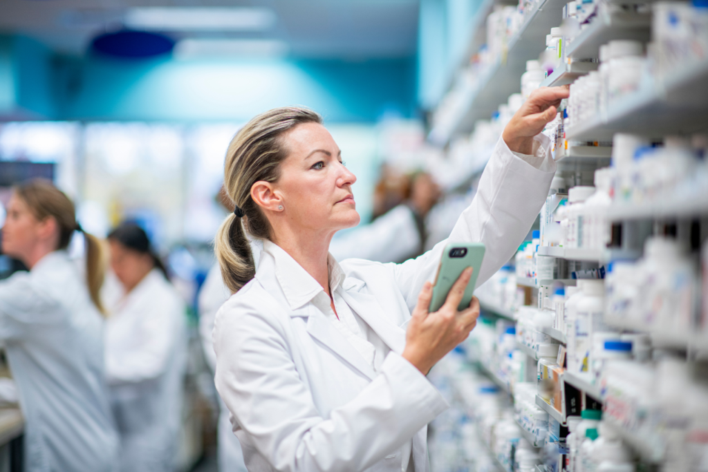 La vera rivoluzione è attesa nel prossimo decennio. C’è un tema silenzioso: la farmacia di quartiere e il rapporto con il farmacista, in cui l’IA potrà entrare in maniera più preponderante, come aiuto efficace, soprattutto per il professionista con criticità per il paziente se non usata nel modo corretto.