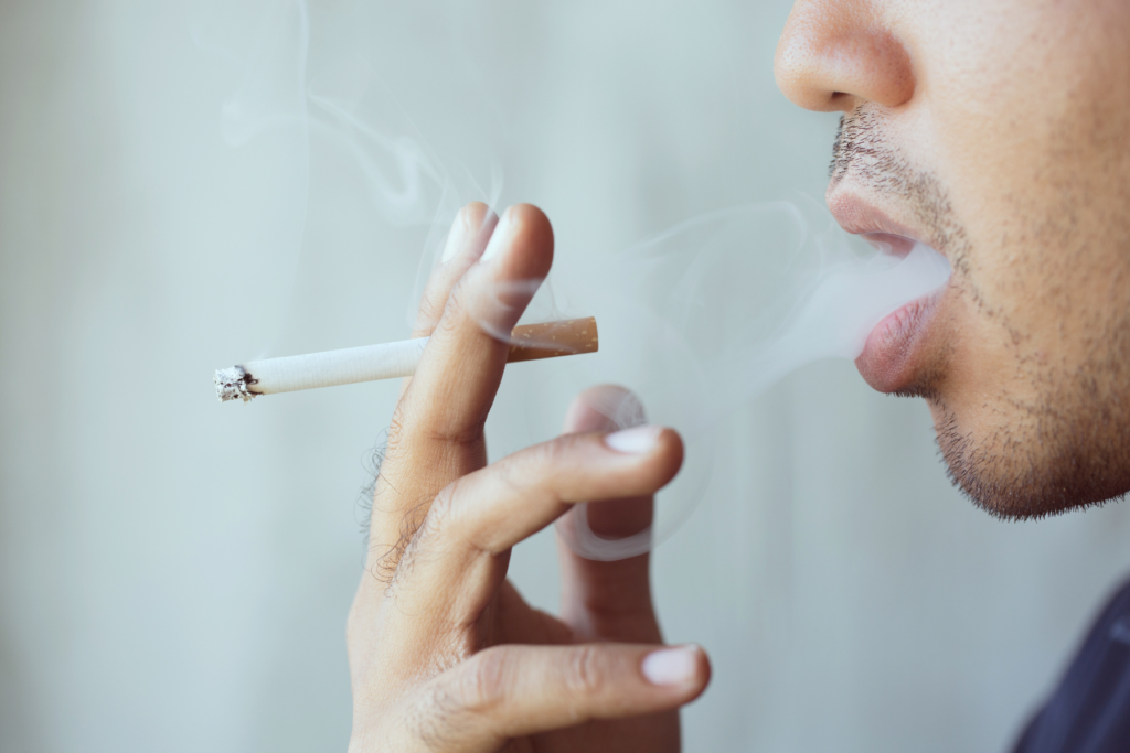 Il 23% di fumatori adulti sopra i 15 anni, in aumento rispetto al 20% degli anni 2017-2018. A incrementare il trend sono intervenuti il Covid, che ha dato impulso a nuovi tabagisti, e l’immissione in commercio di prodotti di sigaretta diversi dal tabacco bruciato