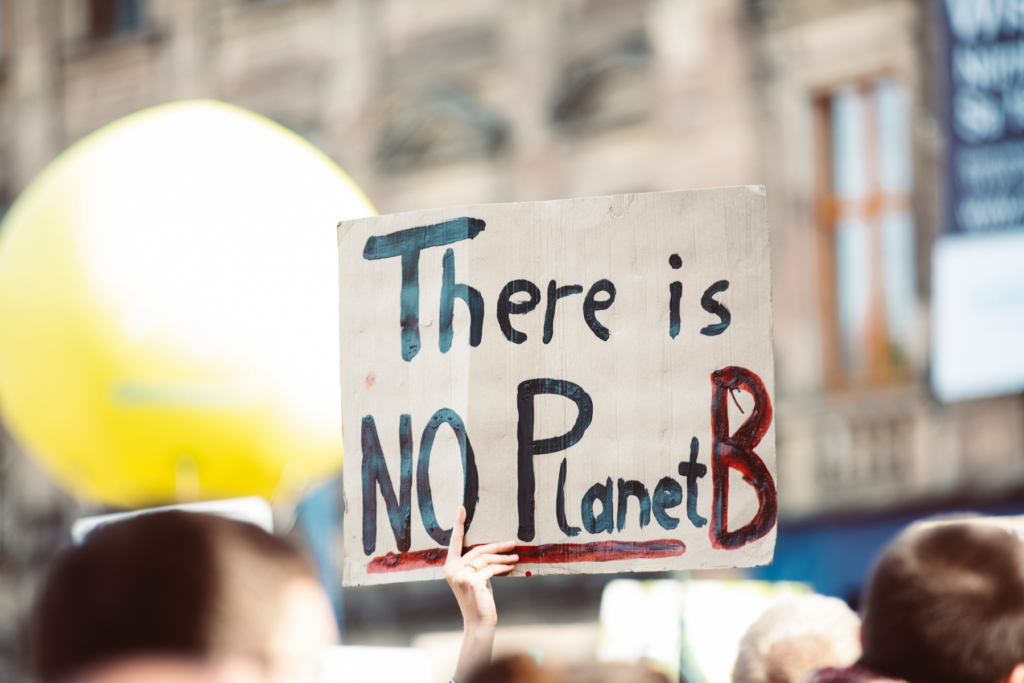 L’azione climatica non riguarda dunque la sola riduzione delle emissioni, bensì anche il ripensamento dei sistemi e il recupero del rapporto con l’ambiente.