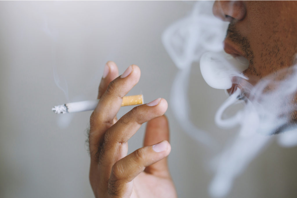 I fattori di rischio più tipici sono il fumo di sigarette per i tumori del cavo orale e della laringe e anche l’alcool per quelli del cavo orale