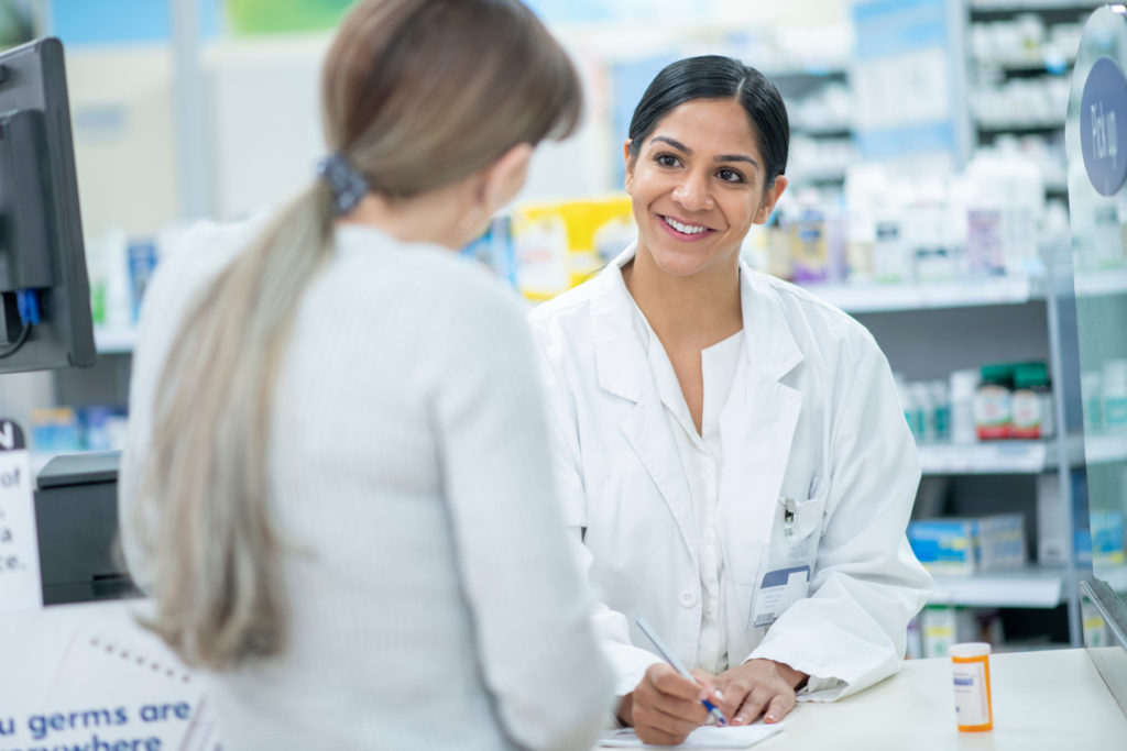 Il farmacista è decisivo nel monitorare che il paziente aderisca ai consigli alimentari del nutrizionista o dello specialista ma anche nel dare consigli di igiene orale per la protezione delle mucose o monitorare eventuali effetti avversi correlati alle terapie.