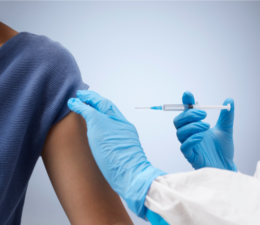 Vaccinazioni in farmacia: efficienza e capillarità rendono l’Italia un modello da imitare Vaccinazioni in farmacia: efficienza e capillarità rendono l'Italia un modello da imitare