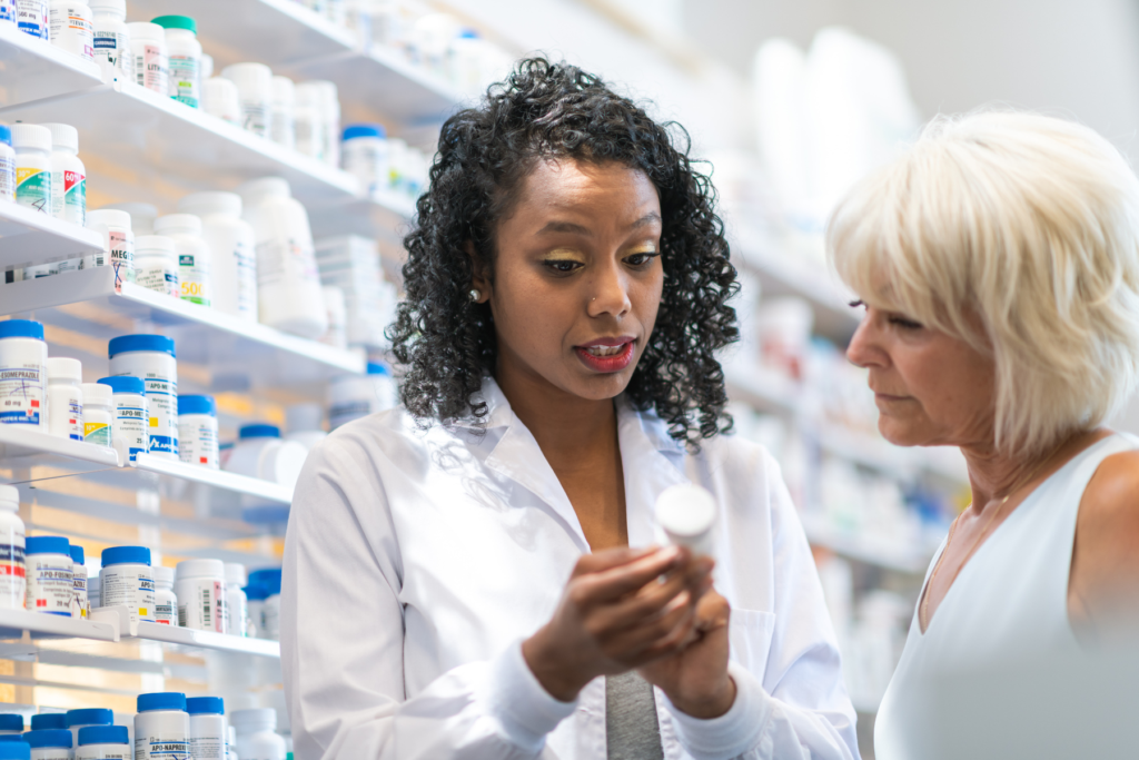 Le farmacie aderenti all’iniziativa esporranno una locandina informativa dedicata, dotata di QR Code per accedere a informazioni e contatti utili; una App Free Bees per la consultazione di numeri utili, centri antiviolenza, servizi territoriali, informazioni per affrontare situazioni di difficoltà. Elemento nuovo del Progetto Mimosa Lombardia è la costituzione del Board delle Reti Territoriali Insieme Lab, uno spazio permanente di confronto e collaborazione che riunisce professioni sanitarie, Istituzioni, associazioni civiche, Terzo Settore e realtà del mondo sportivo.