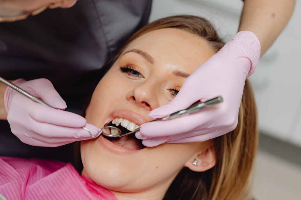 In Italia, l’erosione dentale colpirebbe circa il 40% dei cittadini: nei bambini si riscontra nel 70% dei casi, nel 30% degli adolescenti e nel 50% degli adulti1.
