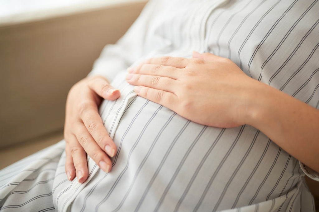 Altre condizioni di rischio sono la bulimia nervosa (l’erosione colpisce più del 90% dei pazienti che ne soffrono), l’anoressia nervosa (qui l’erosione coinvolge circa il 20% dei pazienti), il bruxismo e la gravidanza, a causa soprattutto dei cambiamenti nelle abitudini alimentari e la maggior frequenza di episodi di nausea.