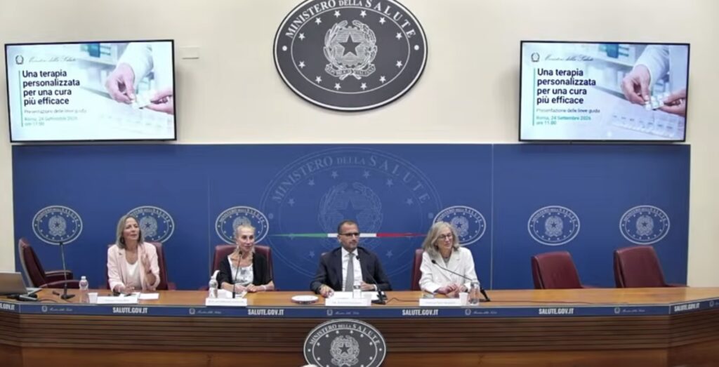 Il sottosegretario Gemmato insieme a Paola Minghetti, presidente Sifap e Gabriella Guasticchi, Direttore Generale dei dispositivi medici e del farmaco del Ministero presso l’Auditorium Cosimo Piccinno del Ministero della Salute a Roma per l’evento “Una terapia personalizzata per una cura più efficace”
